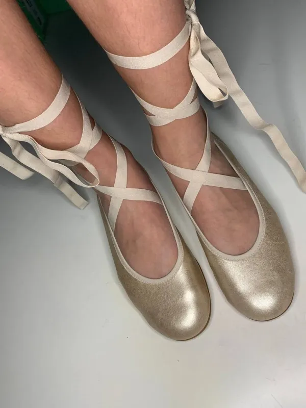 Bailarina cintas dorada