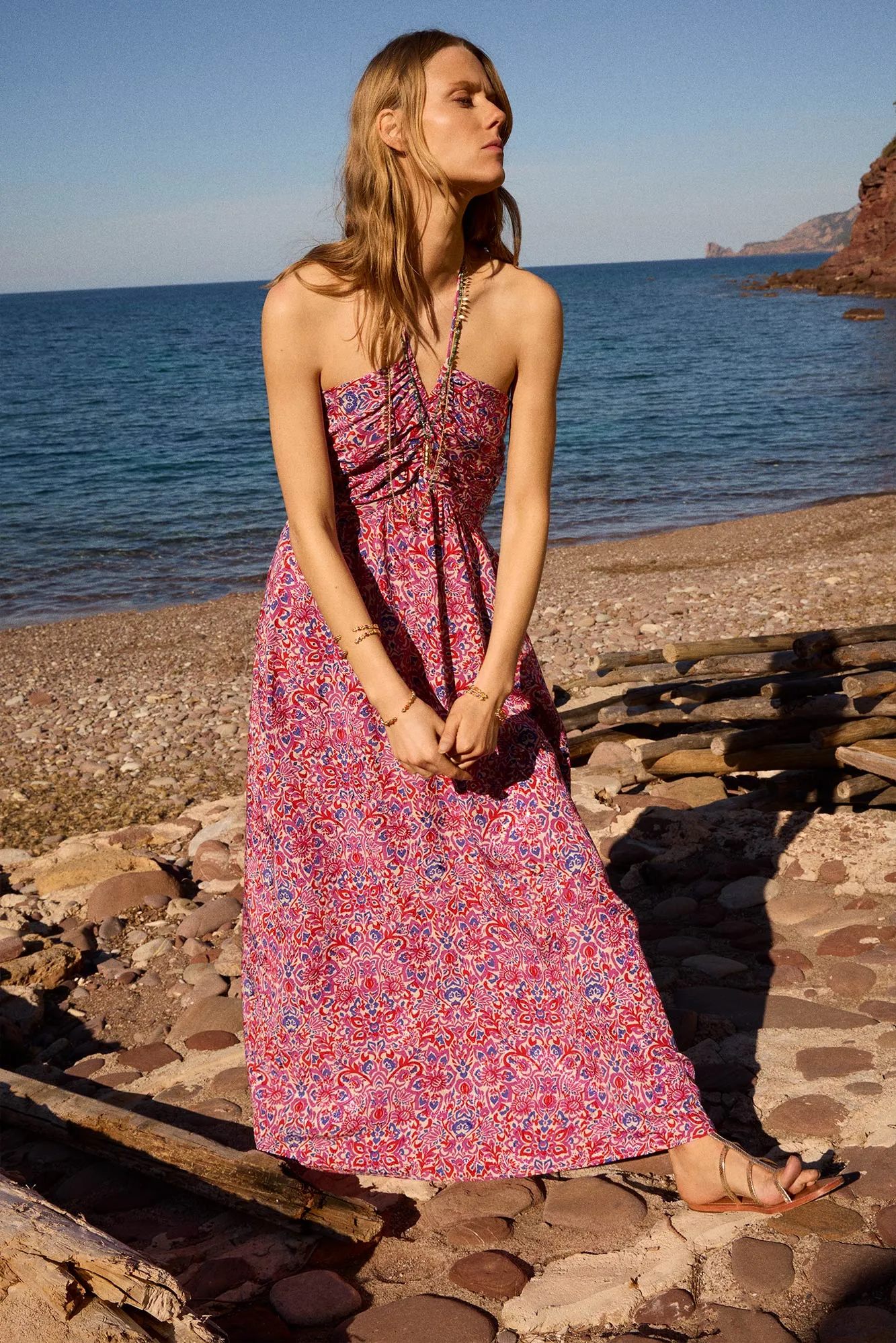 Famelina. Vestido cut outs