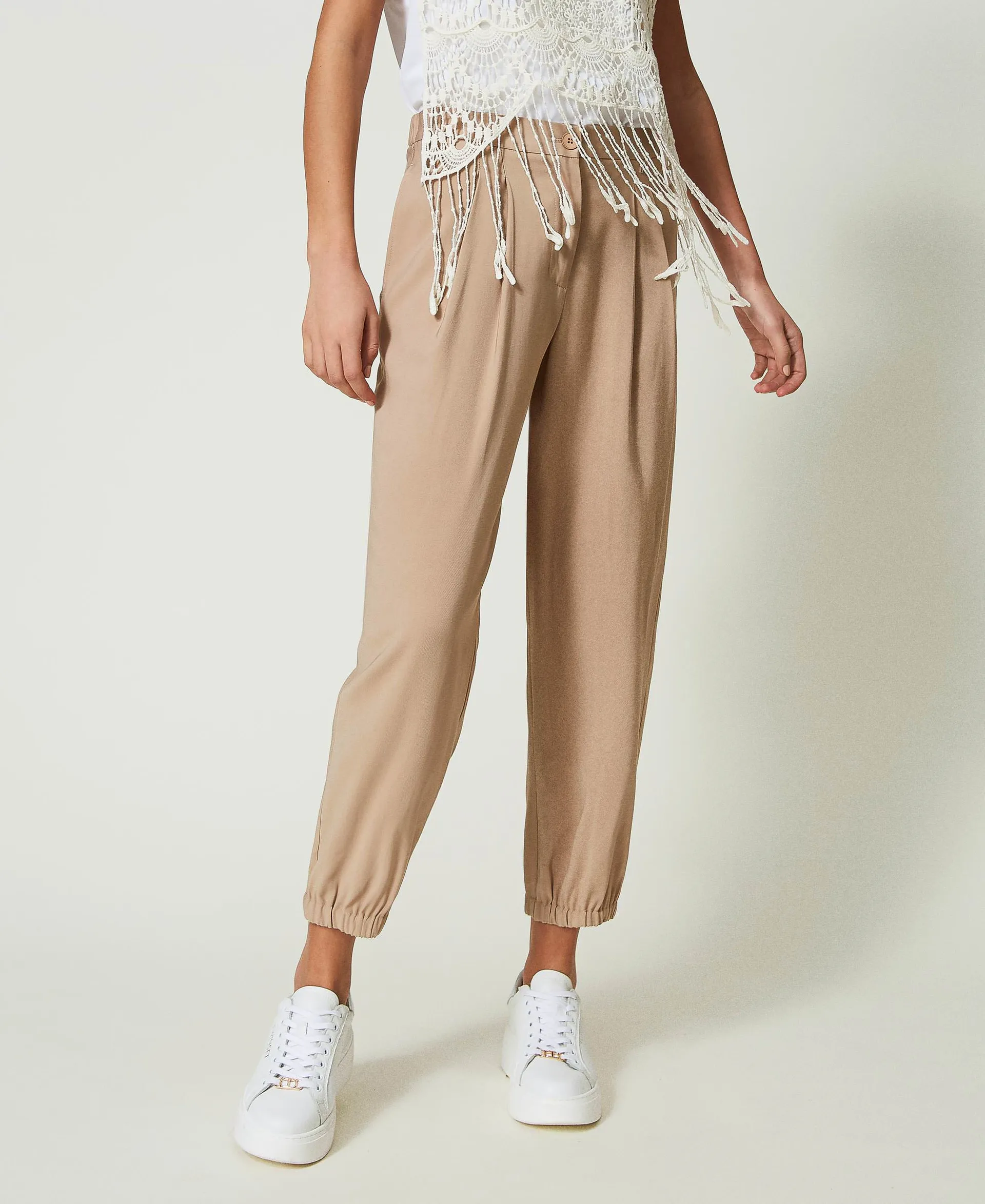 Joggers con pliegues