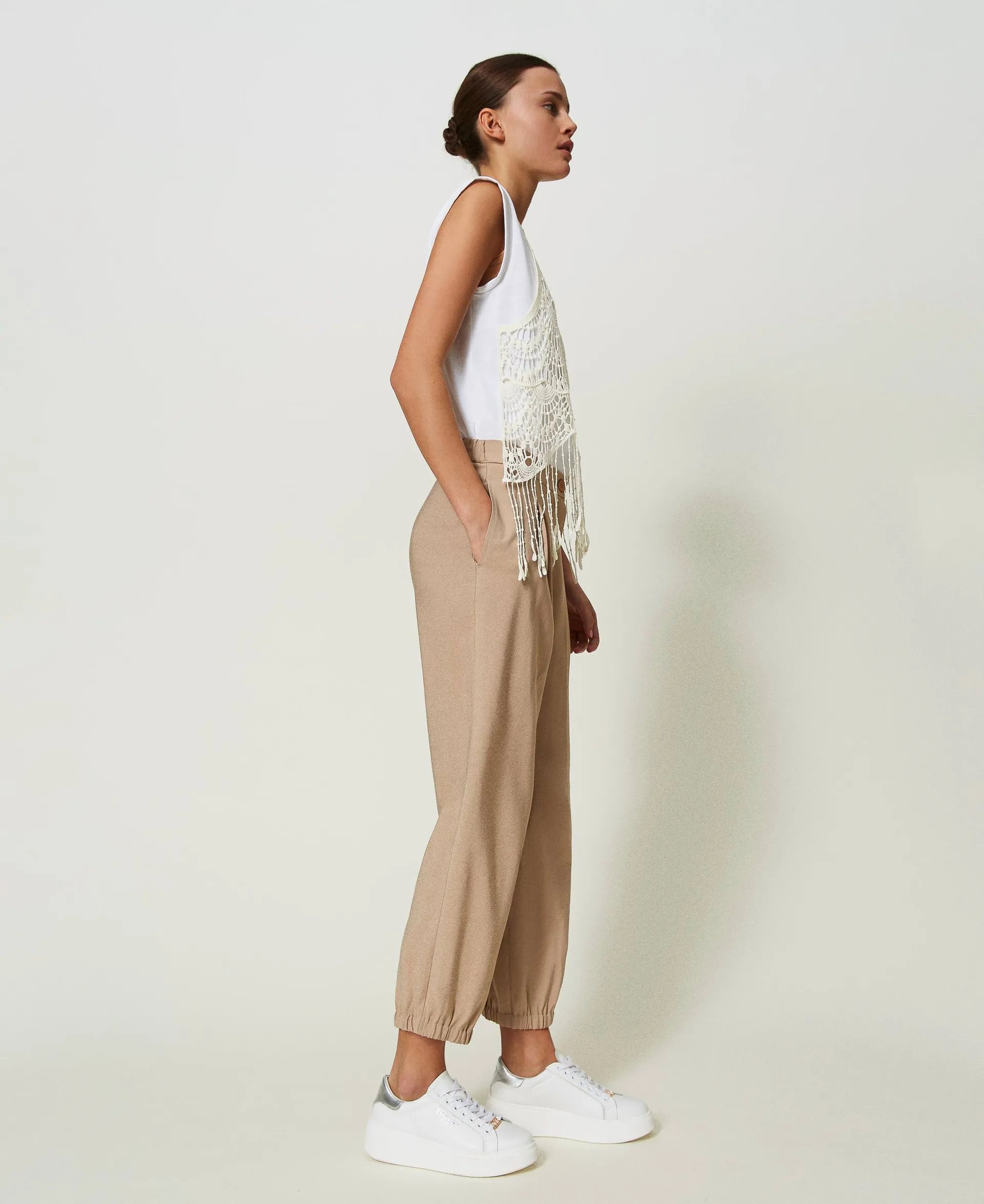 Joggers con pliegues