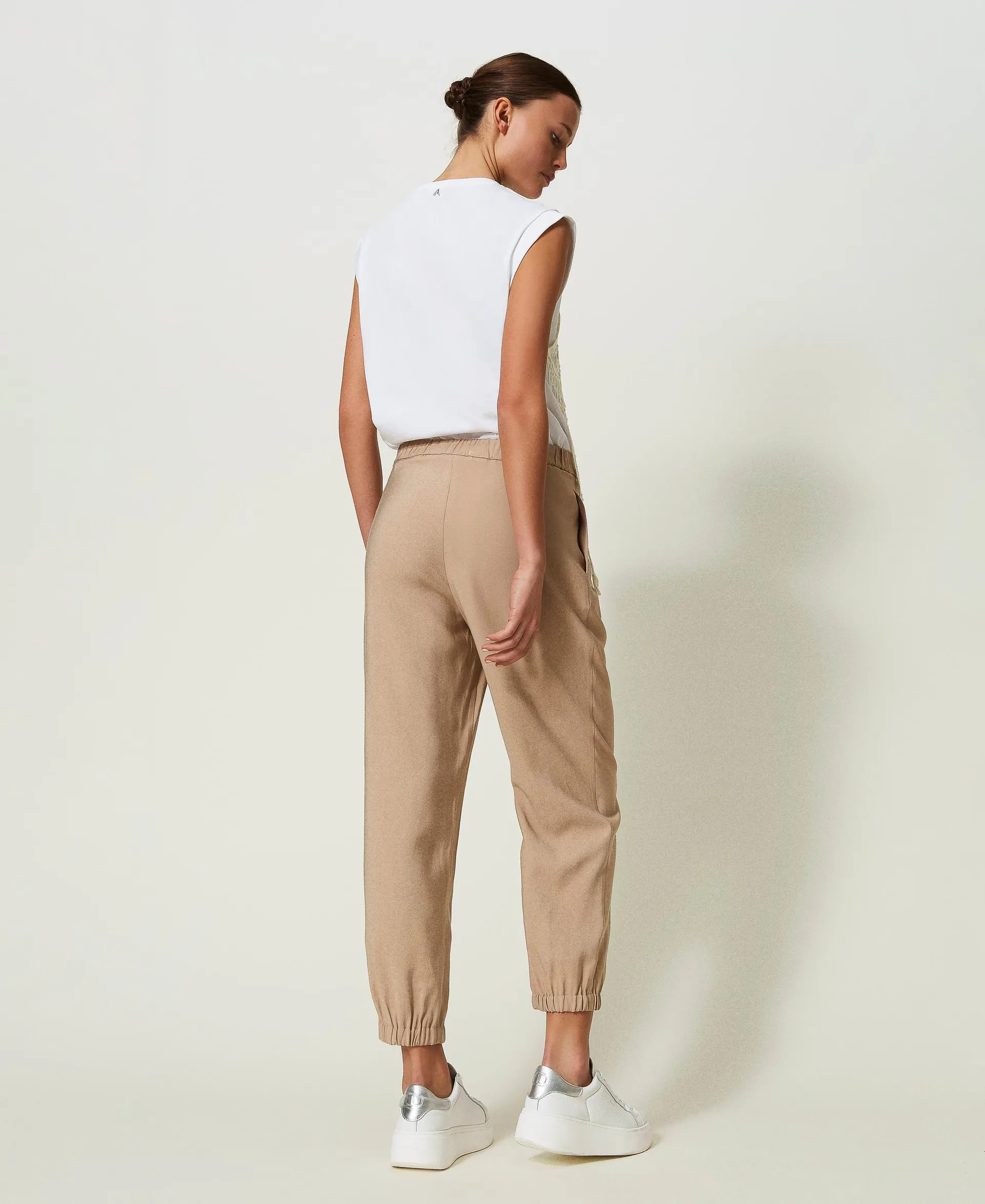 Joggers con pliegues