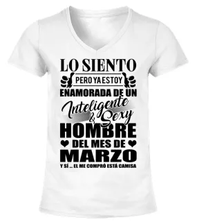Lo siento ya estoy enamorada de un inteligente y sexy hombre del mes de Marzo. … Camiseta cuello pico Mujer