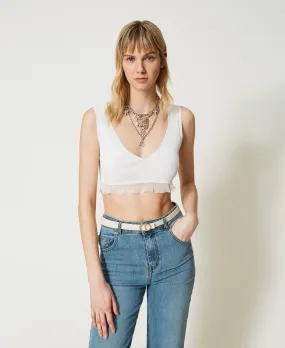 Top cropped de canalé con volante